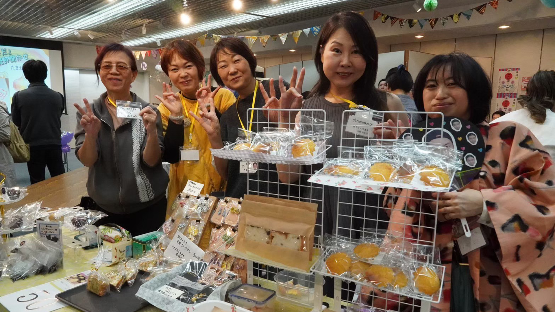 マルシェの焼き菓子ブースで笑顔の出店者たち