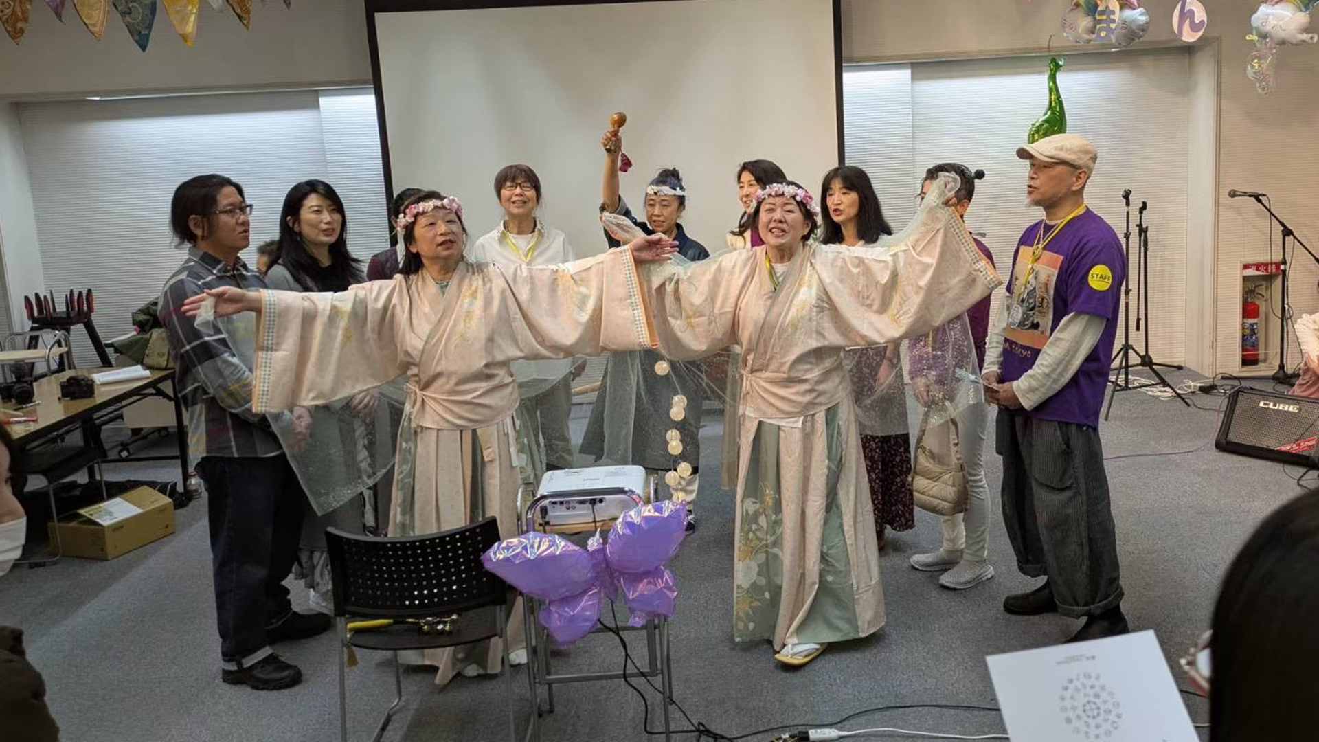 会場ステージで表現を披露する出演者たち