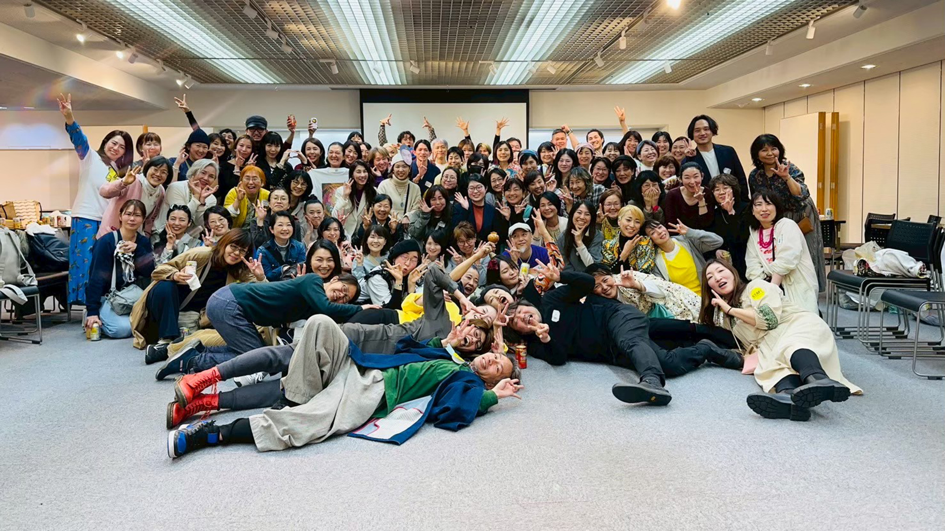 マルシェ終了後の集合写真で盛り上がる参加者