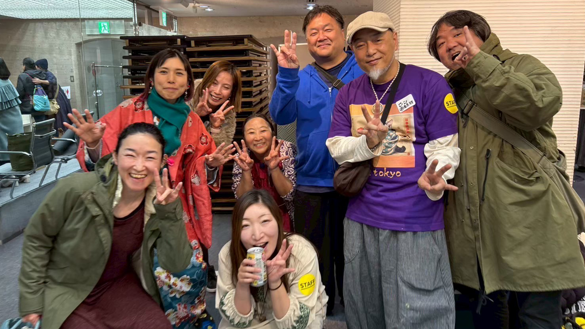 スタッフと出店者が笑顔で集まる記念ショット