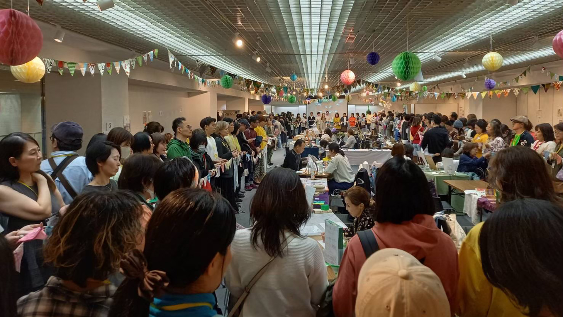 会場いっぱいの来場者がイベントを楽しむ様子