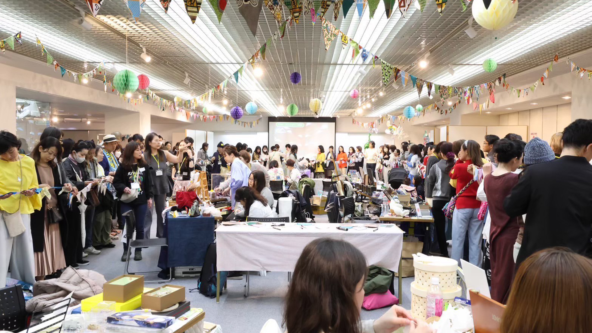 手作りガーランドに囲まれたブースエリア