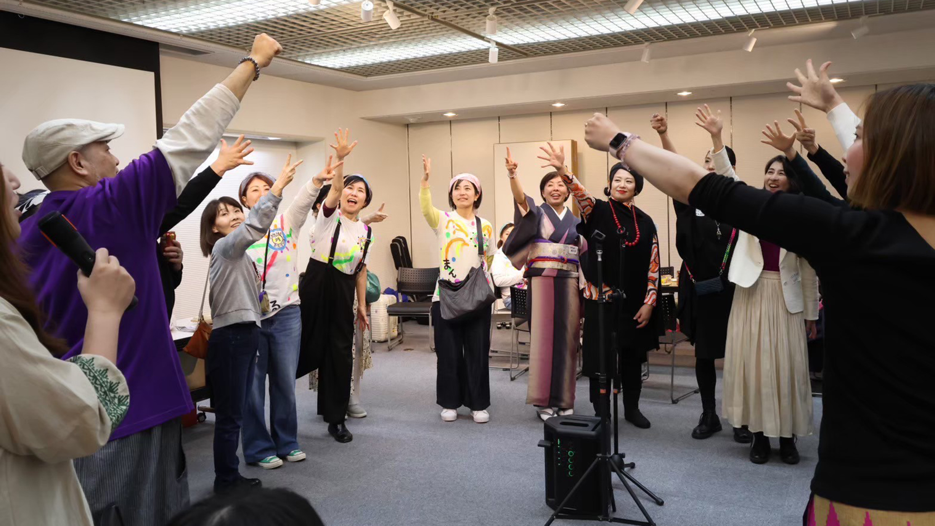 円陣を組んで盛り上がる参加者とスタッフ